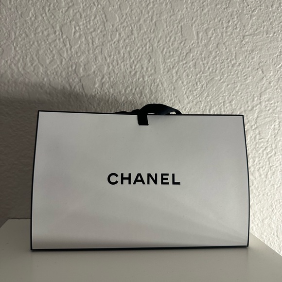 FIRM NOT FLIMSY CHANEL Gift Box - Picture 3 of 5